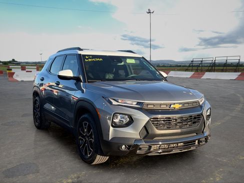 Used 2023 Chevrolet TrailBlazer ACTIV w/ Technology Package FWD image 2