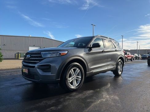 Used 2022 Ford Explorer XLT image 3