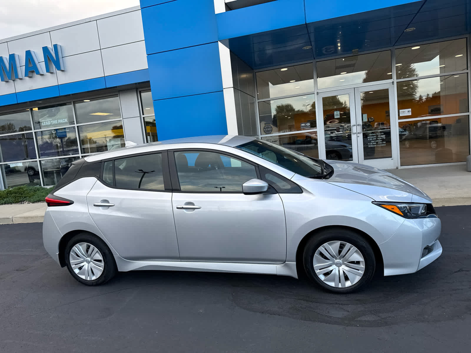 Used 2025 Nissan Leaf S FWD image 2