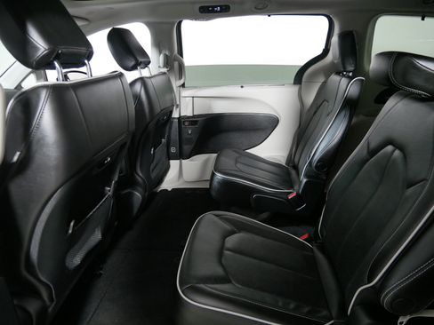 Used 2023 Chrysler Pacifica Limited AWD/4WD image 33