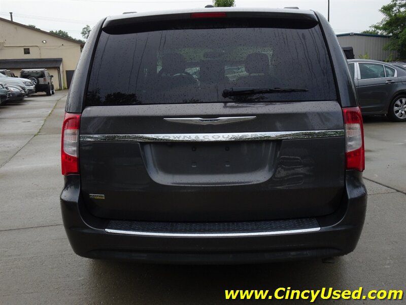 Used 2016 Chrysler Town & Country Touring FWD image 8