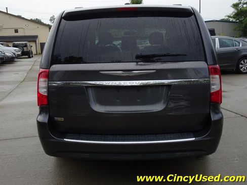 Used 2016 Chrysler Town & Country Touring FWD image 8