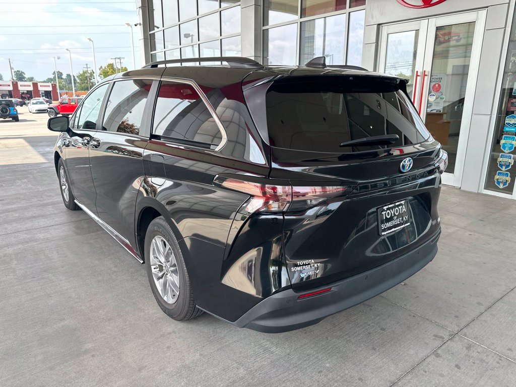 Certified 2025 Toyota Sienna XLE FWD image 5