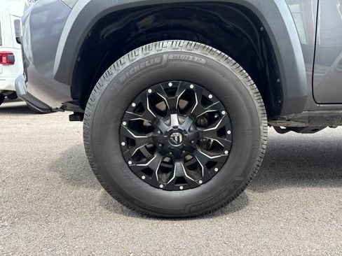 Used 2018 Toyota Tacoma TRD Off-Road w/ Technology Package AWD/4WD image 19