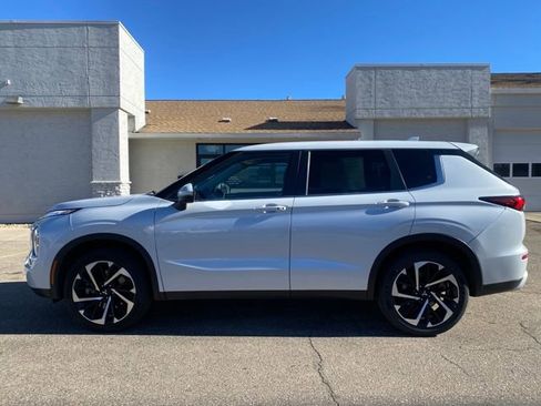 Used 2024 Mitsubishi Outlander SE image 2