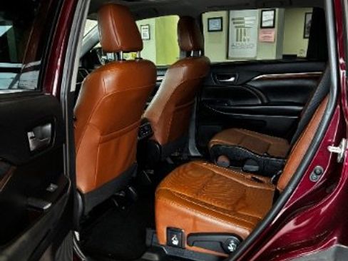 Used 2019 Toyota Highlander Limited FWD image 29