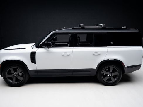 Used 2023 Land Rover Defender 130 SE image 17