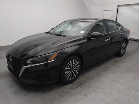 Used 2024 Nissan Altima 2.5 SV image 2