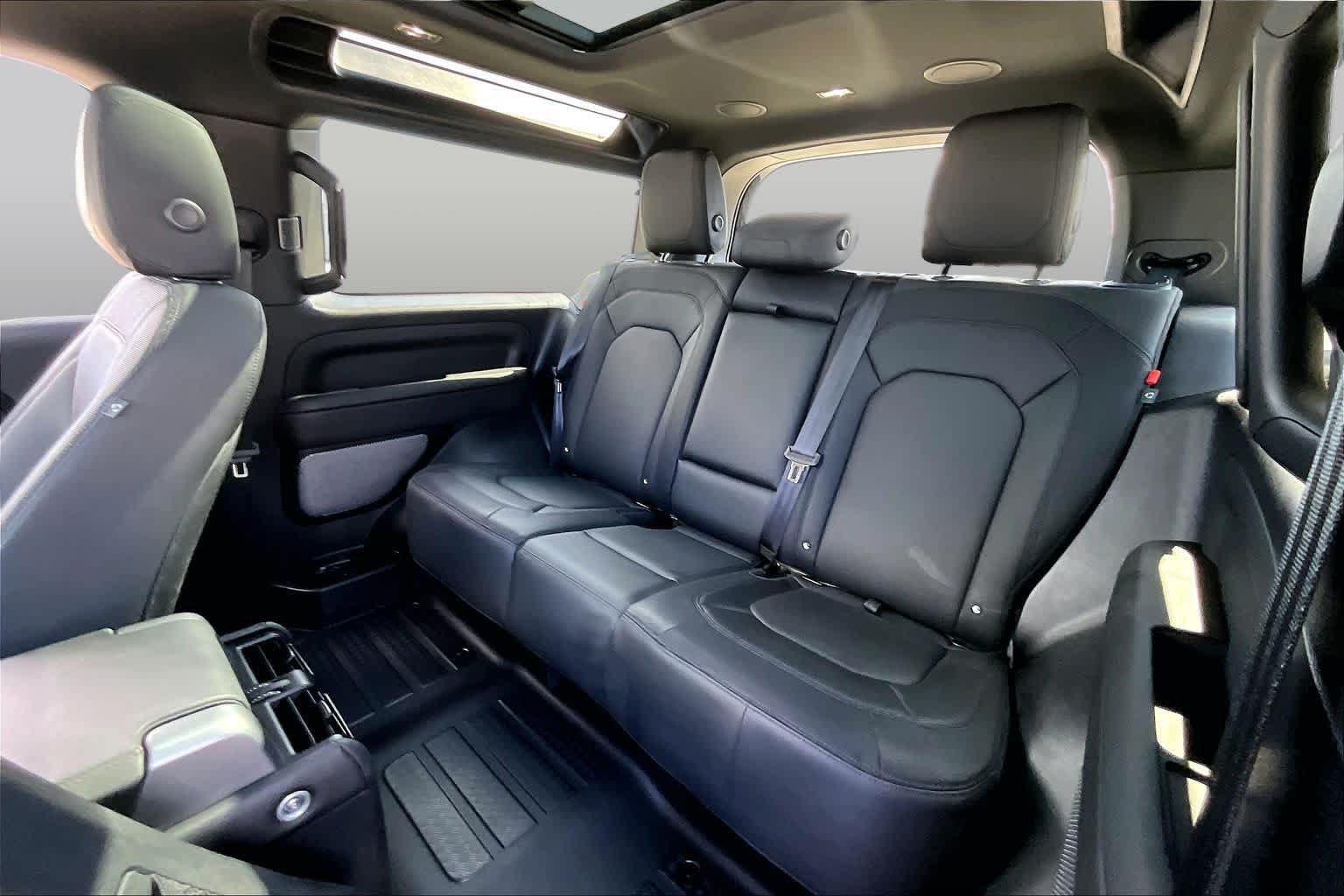 Used 2024 Land Rover Defender 90 X-Dynamic SE AWD/4WD image 17
