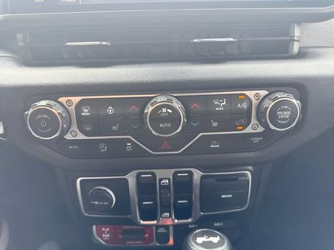 Used 2024 Jeep Wrangler Unlimited Sport AWD/4WD image 9