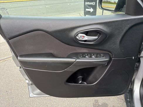 Used 2016 Jeep Cherokee Sport image 39