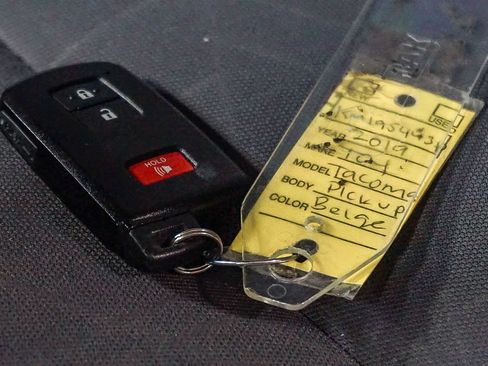 Used 2019 Toyota Tacoma TRD Off-Road w/ Technology Package image 29