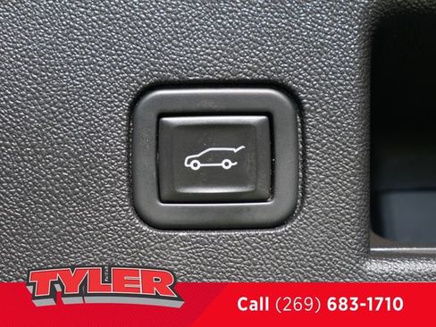 Used 2023 Chevrolet Equinox Premier FWD image 18