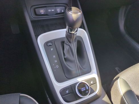 Used 2025 Hyundai Venue Limited FWD image 11