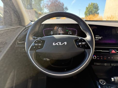 Used 2023 Kia Niro SX image 7