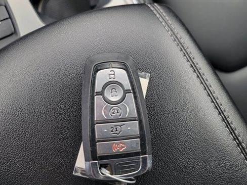 Used 2024 Ford Edge Titanium image 30