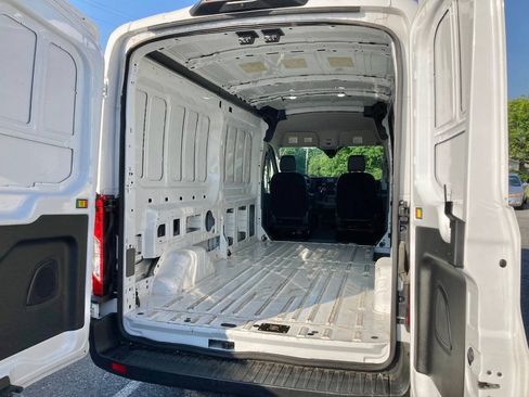 Used 2024 Ford Transit 250 148 Medium Roof RWD image 26