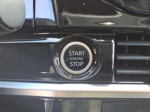 Used 2022 Nissan Pathfinder SL w/ SL Black Package image 18