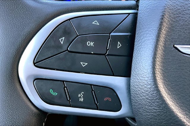 Used 2024 Chrysler Pacifica Touring-L FWD image 11