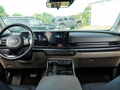 Used 2025 Kia Carnival FWD image 10