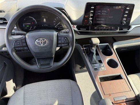 Used 2024 Toyota Sienna LE image 12