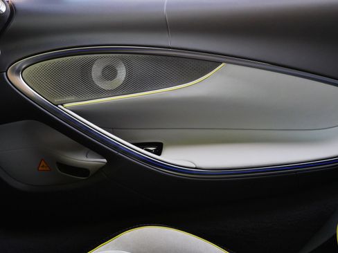 Used 2023 McLaren Artura RWD image 21