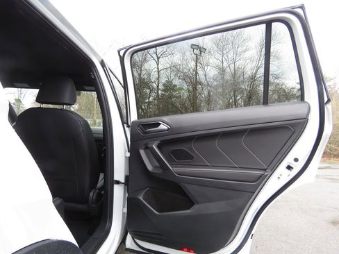 Used 2023 Volkswagen Tiguan SE R-Line image 15