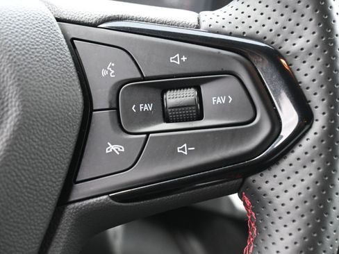 Used 2025 Chevrolet Trax RS image 24