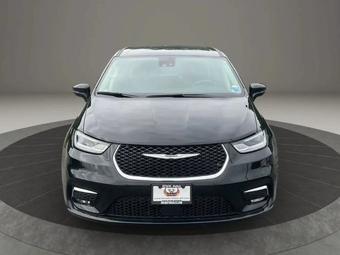 Used 2024 Chrysler Pacifica Touring-L FWD image 8