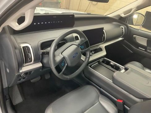 Used 2025 Ford Expedition Active image 6