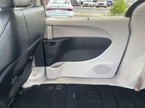Used 2020 Chrysler Voyager Lxi FWD image 20
