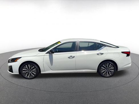 Used 2025 Nissan Altima 2.5 SV FWD image 8