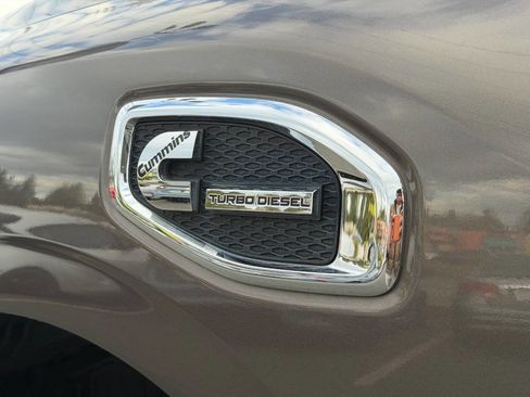 Used 2017 Nissan Titan SV image 3