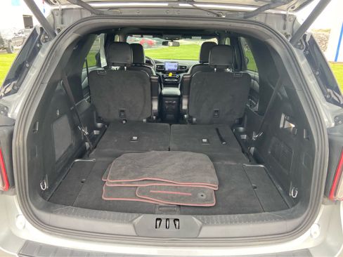 Used 2023 Ford Explorer ST-Line w/ Class IV Trailer Tow Package AWD/4WD image 8