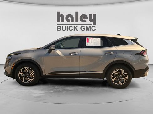 Used 2024 Kia Sportage LX FWD image 2