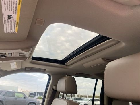 Used 2020 Chevrolet Suburban Premier image 15