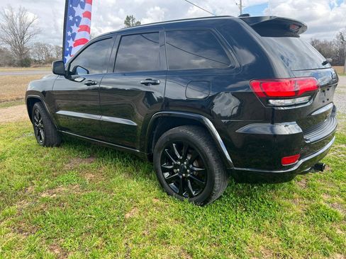 Used 2017 Jeep Grand Cherokee Altitude image 3