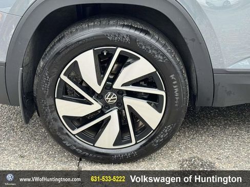 Certified 2025 Volkswagen Atlas SE image 7