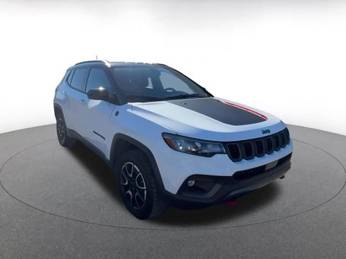 Used 2025 Jeep Compass Trailhawk image 3