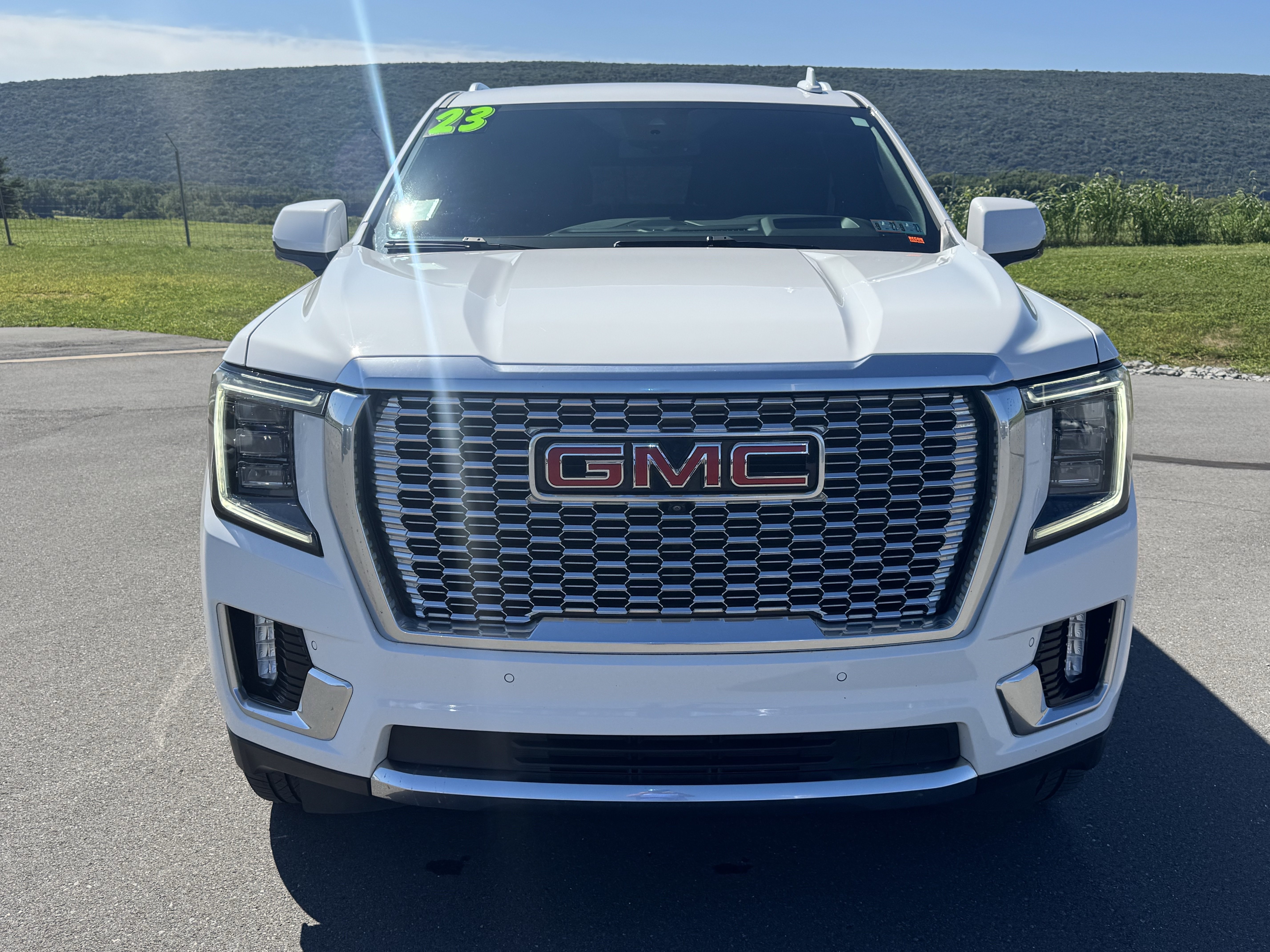 Used 2023 GMC Yukon XL Denali AWD/4WD image 9