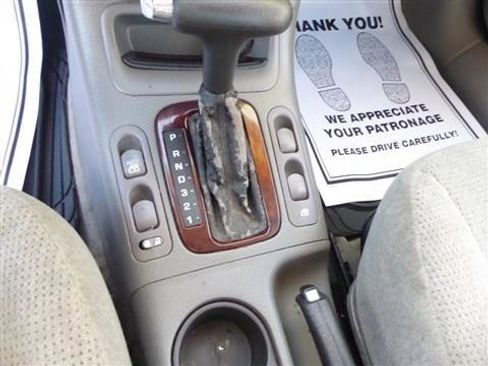 Used 2002 Saturn L-Series L200 image 11