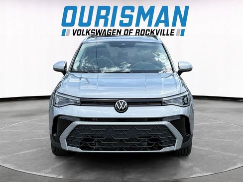 Used 2025 Volkswagen Taos SE w/ Panoramic Sunroof Package FWD image 8