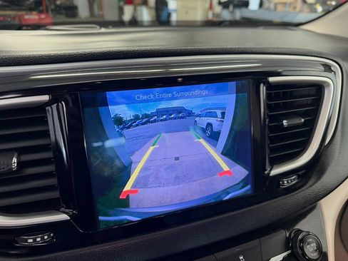 Used 2017 Chrysler Pacifica Touring Plus FWD image 18