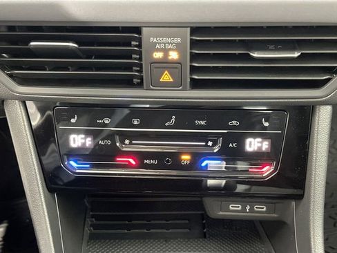 Used 2025 Volkswagen Jetta SE w/ Black Wheel Package image 14