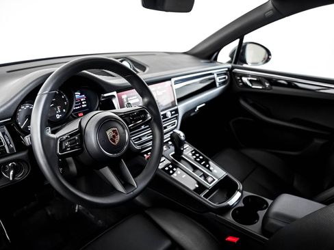 Used 2026 Porsche Macan AWD/4WD image 4