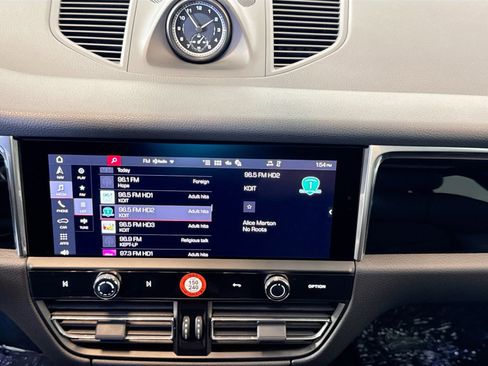 Certified 2025 Porsche Macan AWD/4WD image 16