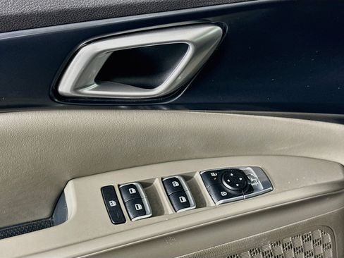 Used 2025 Kia Carnival FWD image 15