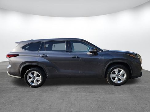 Used 2022 Toyota Highlander LE image 2