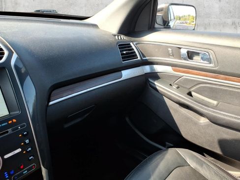 Used 2018 Ford Explorer Limited w/ Equipment Group 301A AWD/4WD image 21