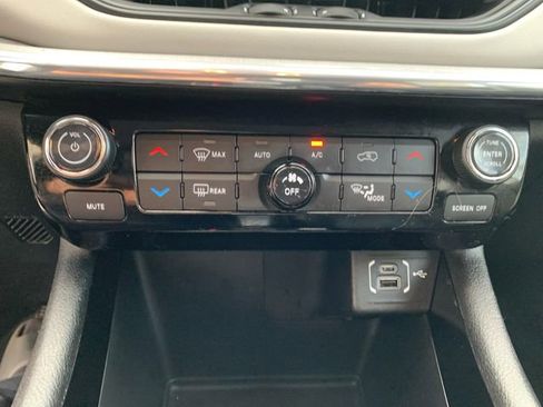 Used 2022 Jeep Compass Limited image 28